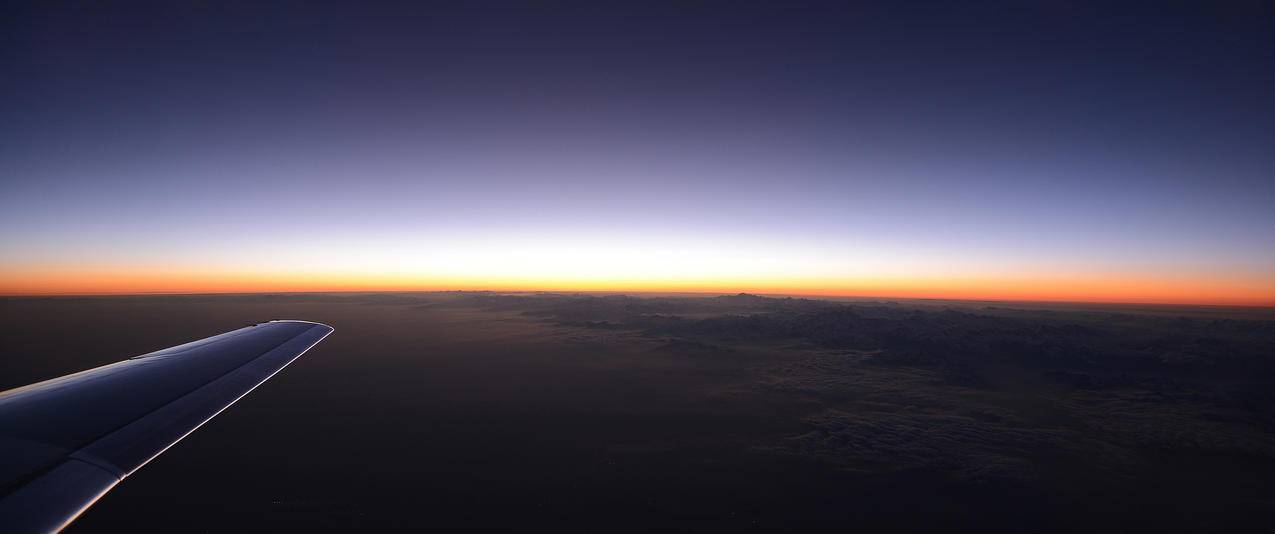 空中日落机翼风景带鱼屏壁纸