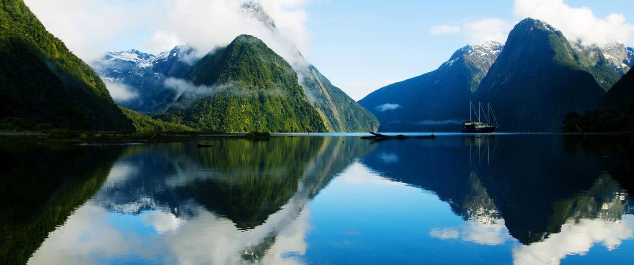 湖光山色山水倒影风景带鱼屏壁纸