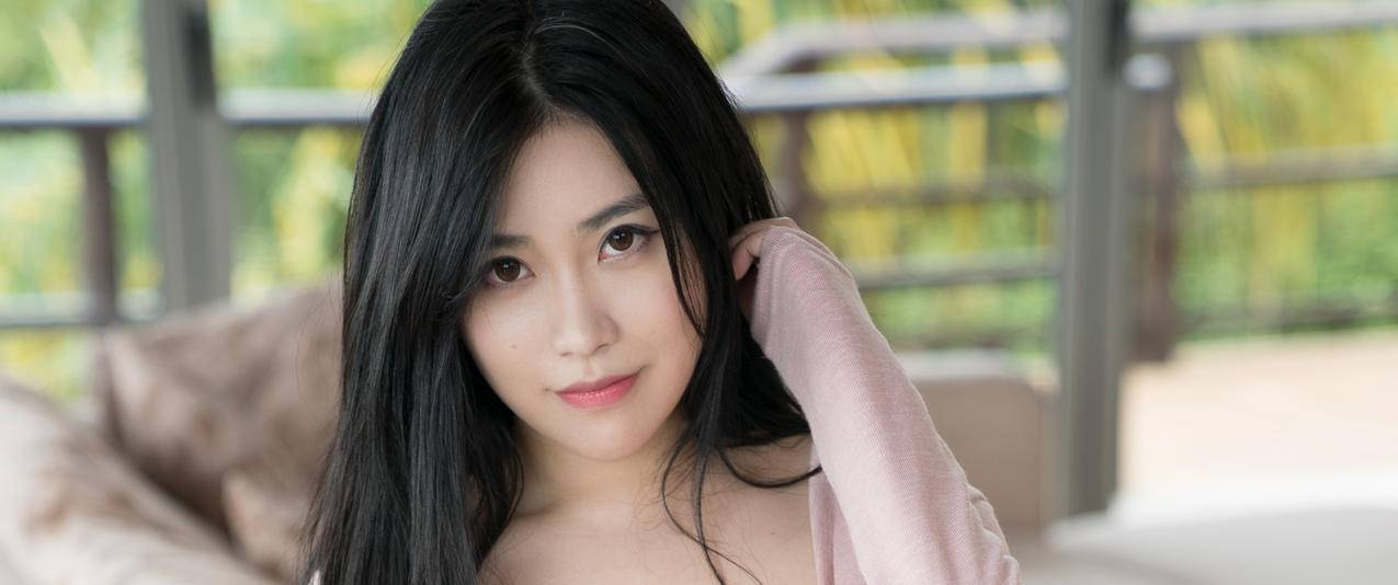 长发美女模特许诺Sabrina带鱼屏壁纸