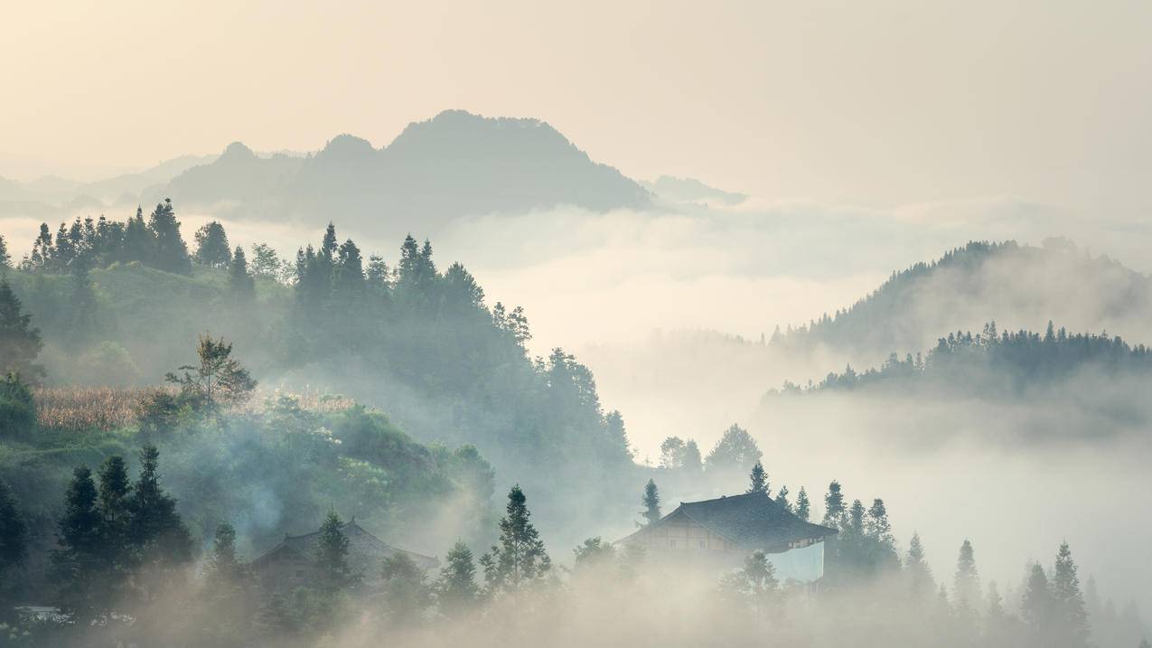 清明 大山 房子 浓雾 4K风景壁纸