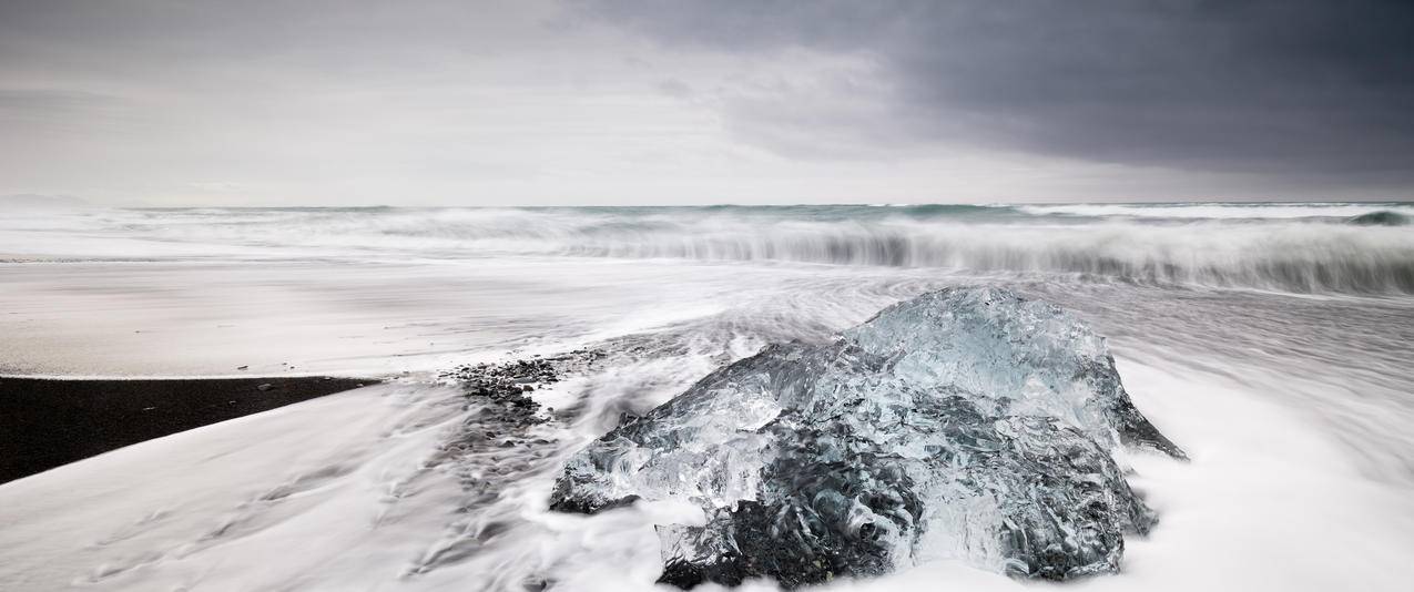 jokulsarlon海滩带鱼屏壁纸