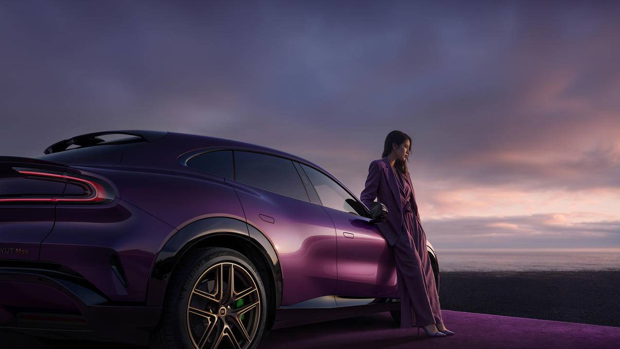 小米YU7紫水晶 美女西装 4K高清壁纸3840x2160