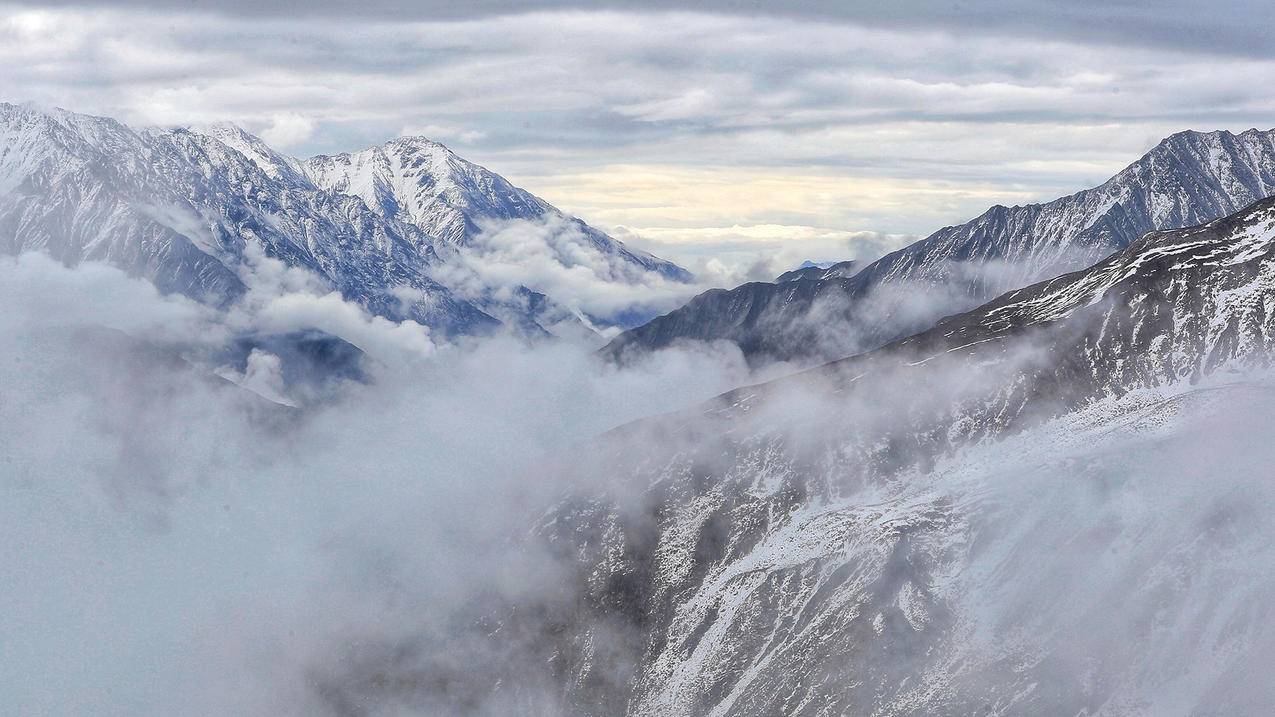 风景自然风光云雾缭绕的贡嘎雪山山峰贡嘎山高清壁纸