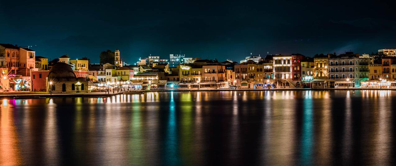 夜间水边城市风景带鱼屏壁纸