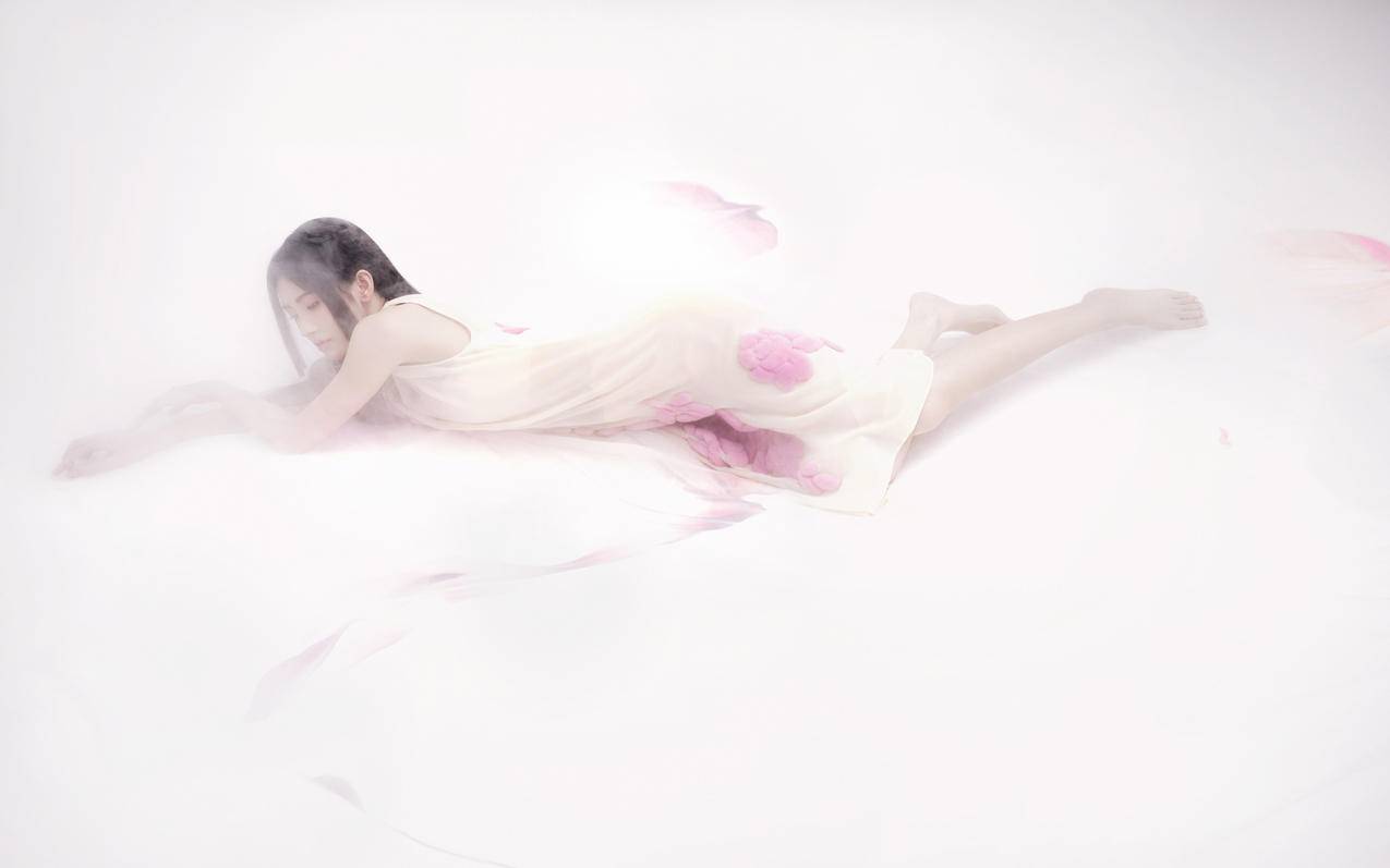 鞠婧祎白色背景唯美高清4K美女壁纸3840x2400