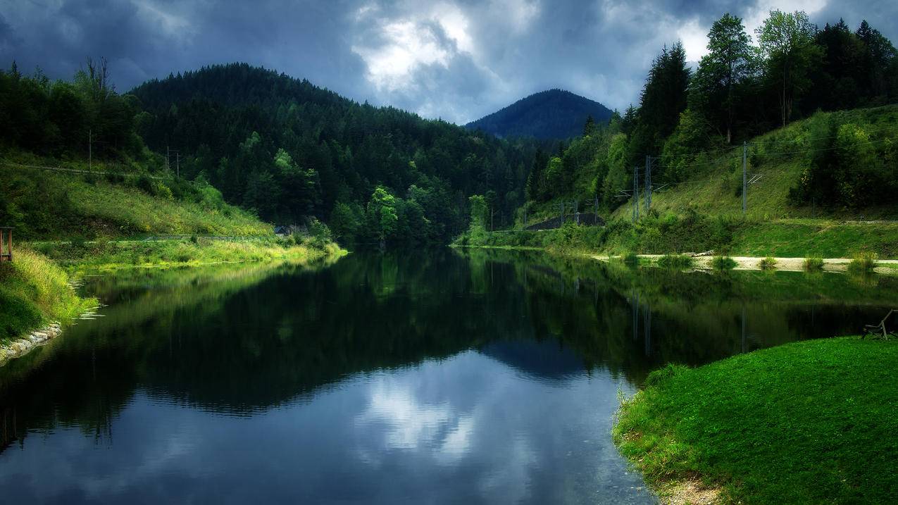 黄昏奥地利维也纳布鲁克附近的水库风景4k壁纸