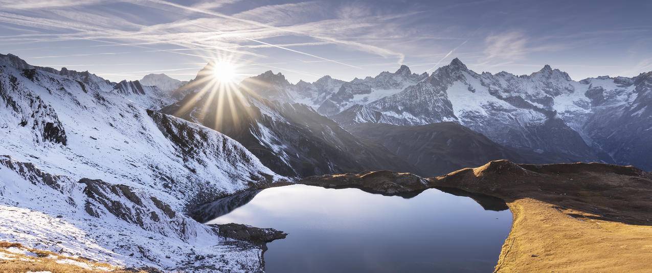 心湖风景带鱼屏壁纸