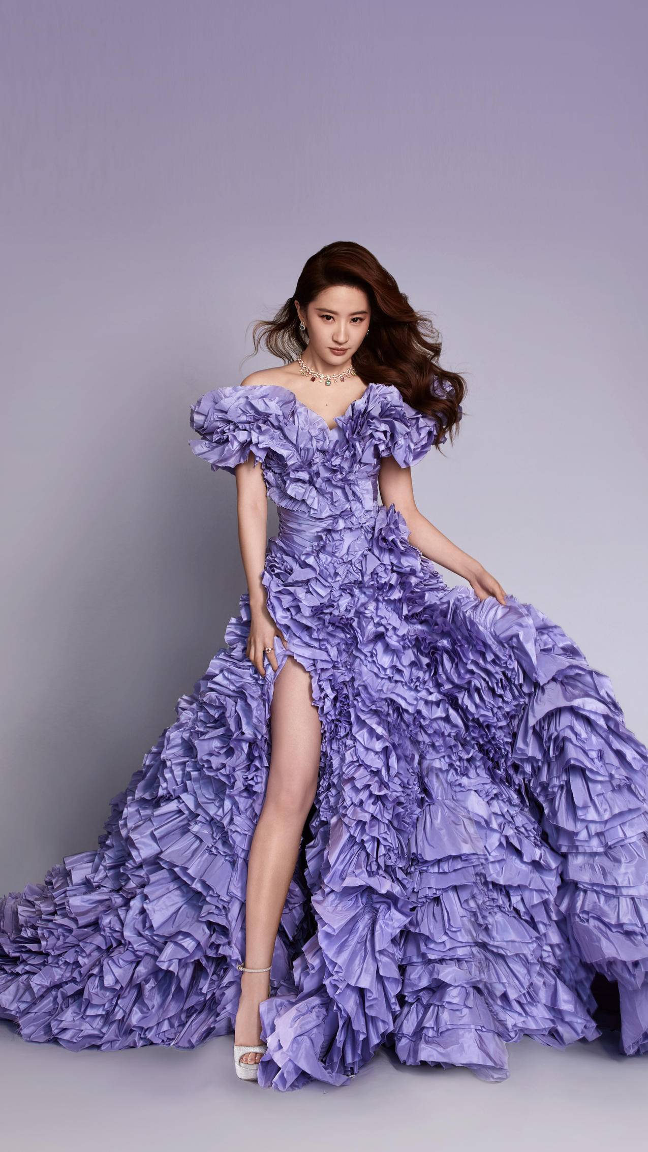 高级感的紫色系礼服，穿起来神秘优雅，衬托绝美气质