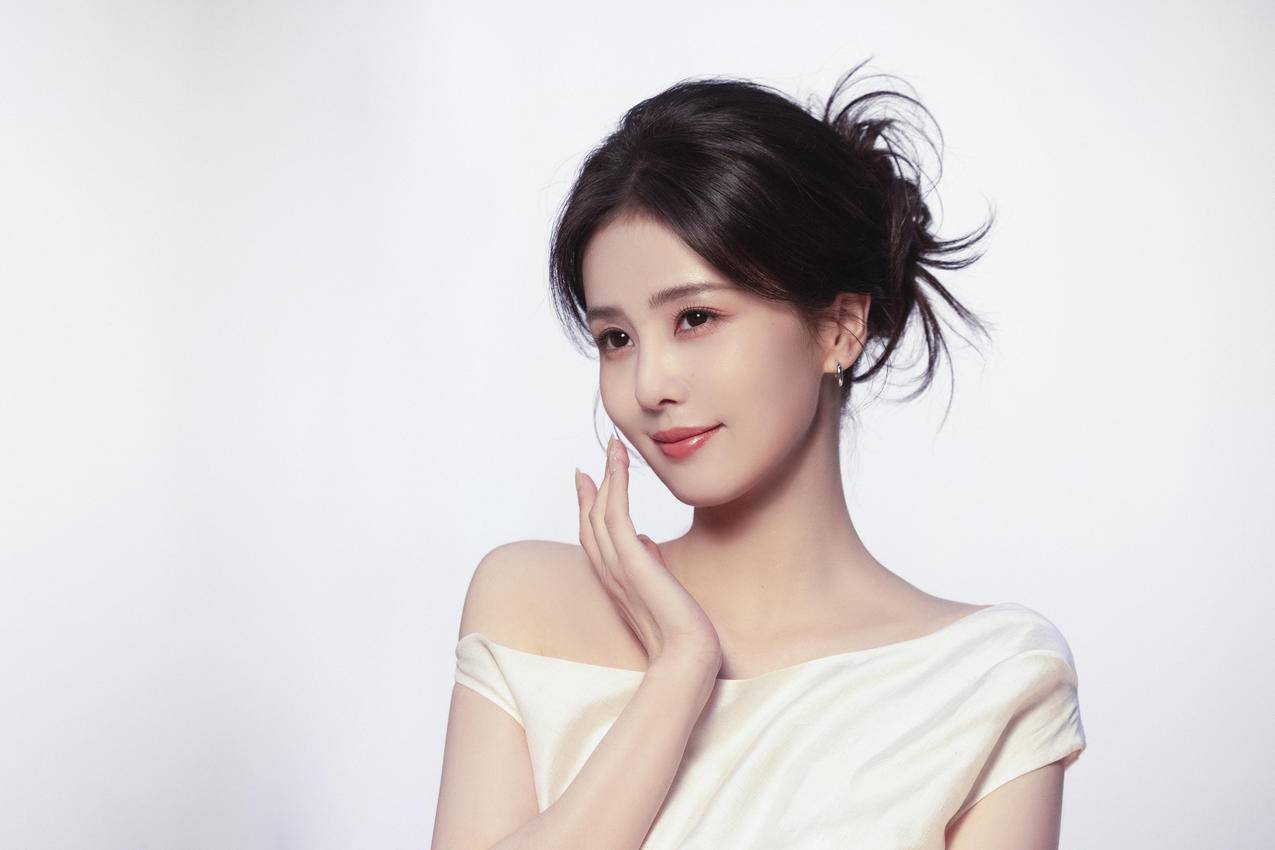 白鹿 素白优雅 高清4K美女壁纸3840x2560