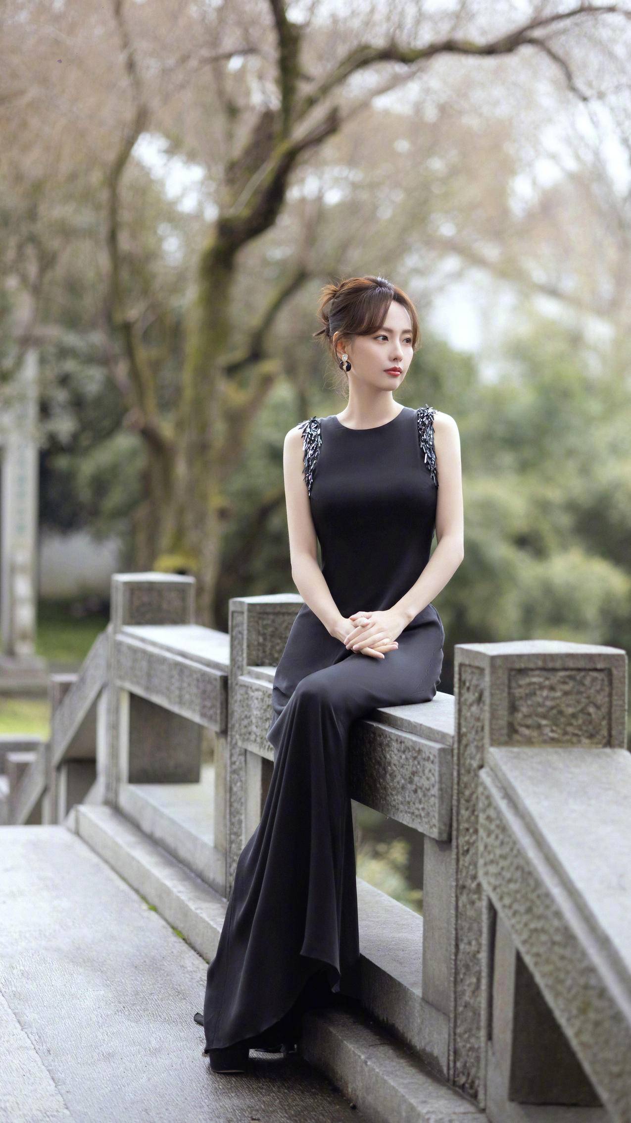 陈都灵这新中式旗袍造型知性优雅的氛围感一整个氛围感拉满……|陈都灵|旗袍|套装_新浪新闻