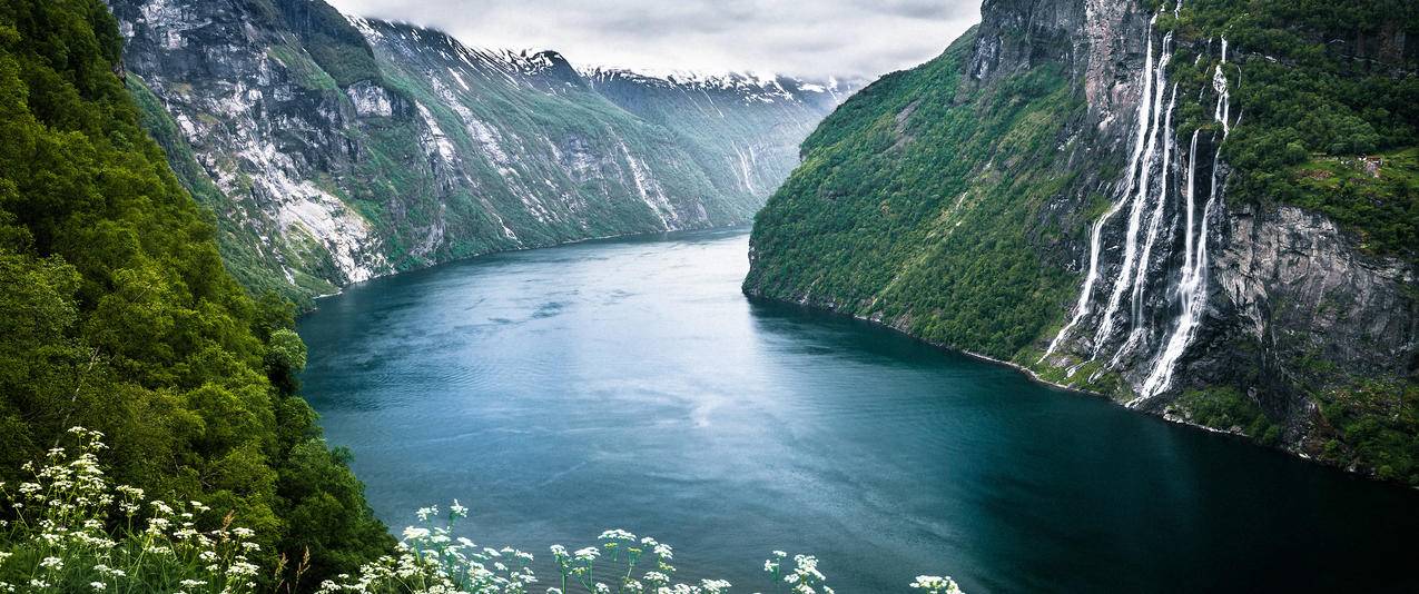 挪威盖朗厄尔峡湾风景带鱼屏壁纸