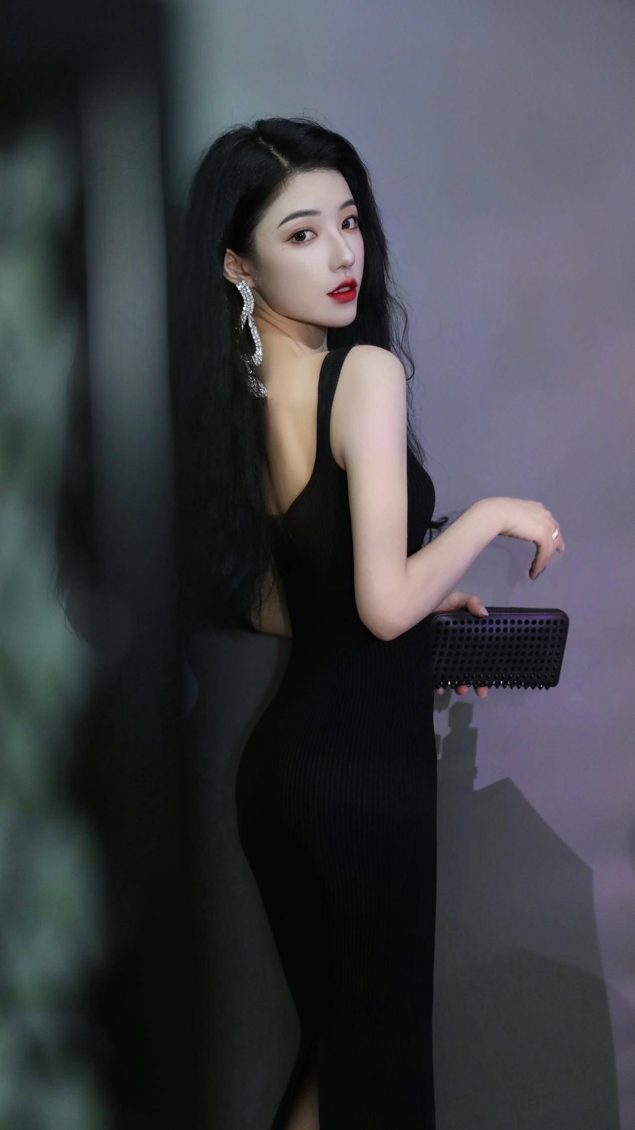 潘白雪 黑色包臀裙 好看身材美女4k全屏手机壁纸2160x3840
