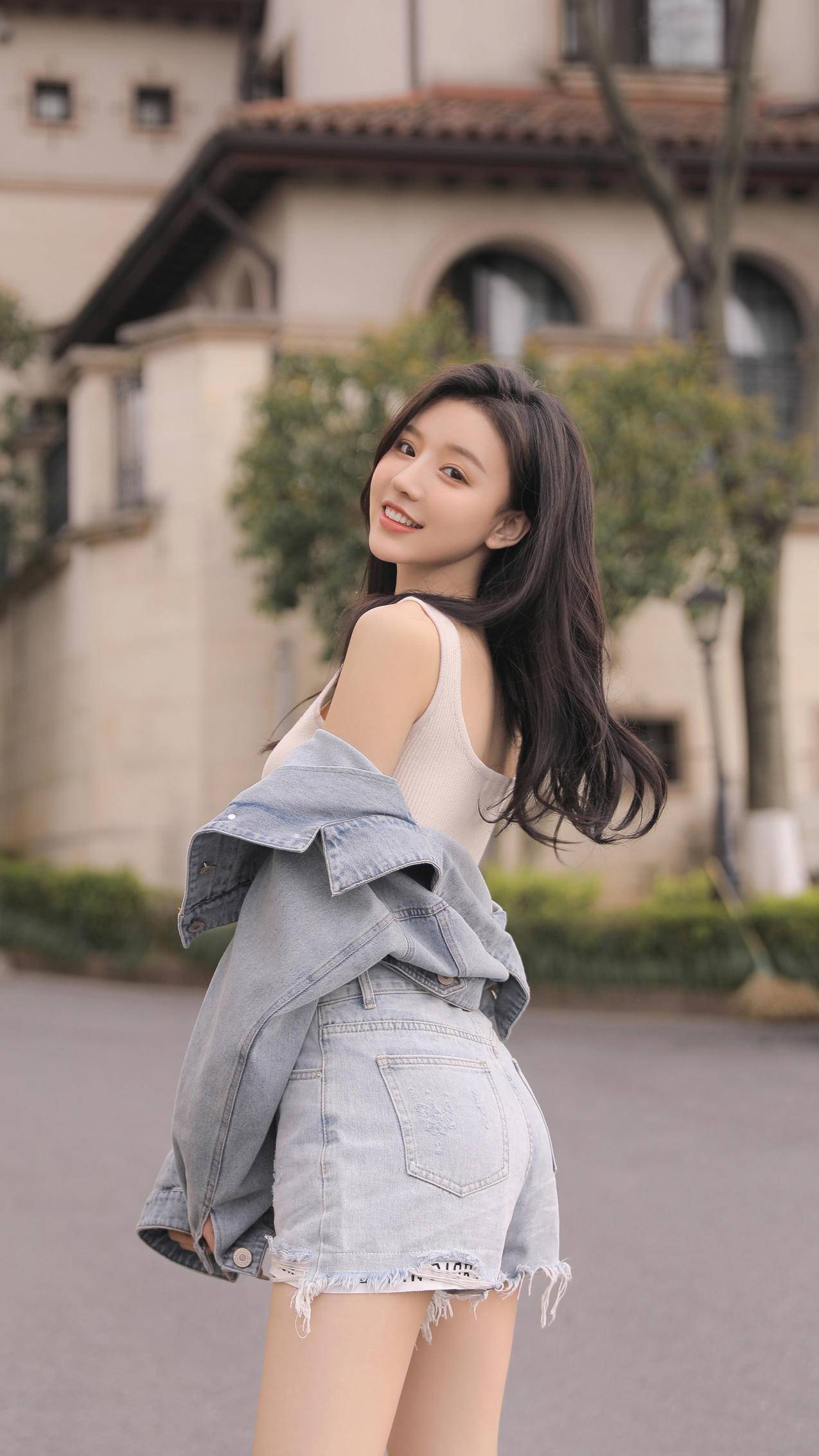 清纯 美女回头 微笑 甜美 好看身材 牛仔短裤 美腿 4k手机壁纸