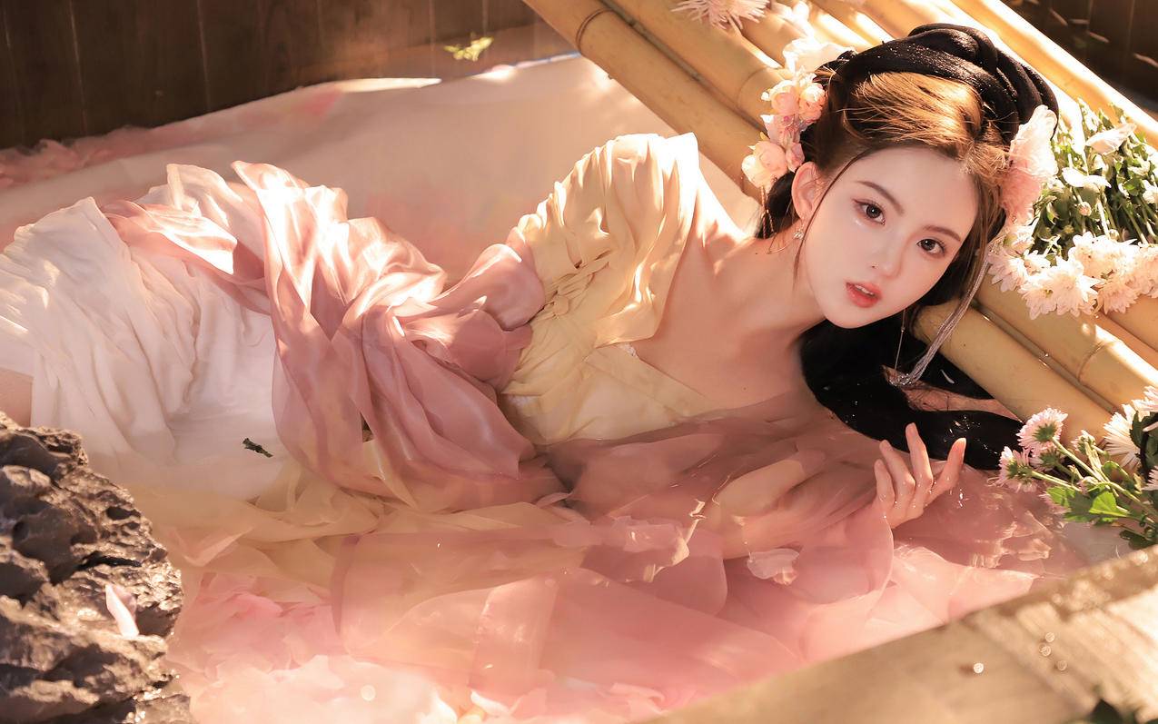 水池 美女 古风 粉色花朵 竹子 2560x1600桌面壁纸