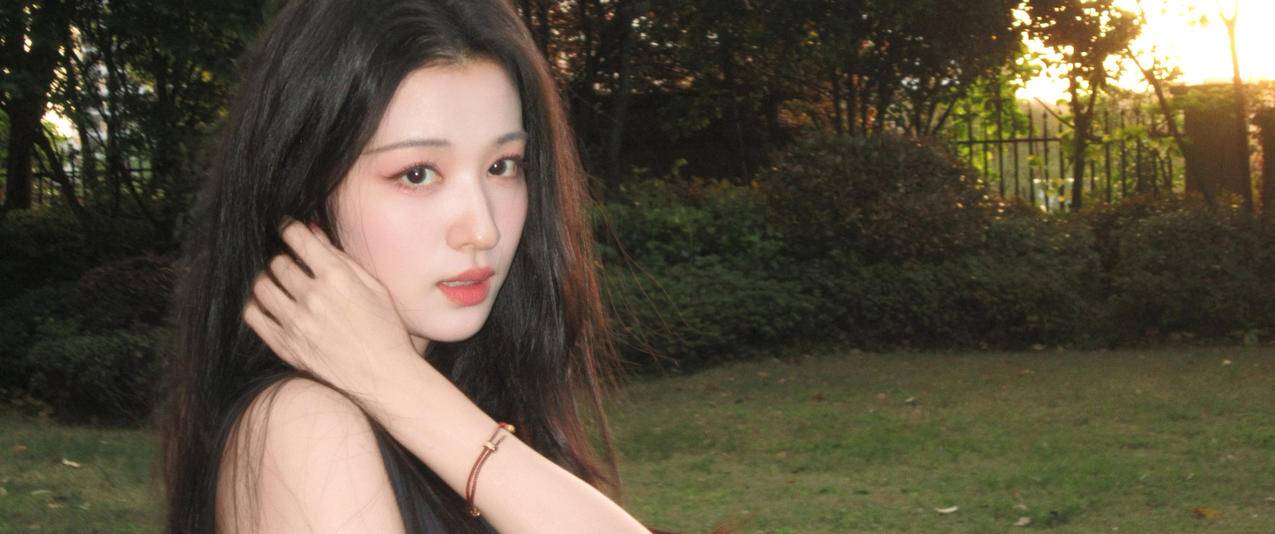 王楚然 绿草地 户外美女3440x1440带鱼屏高清壁纸