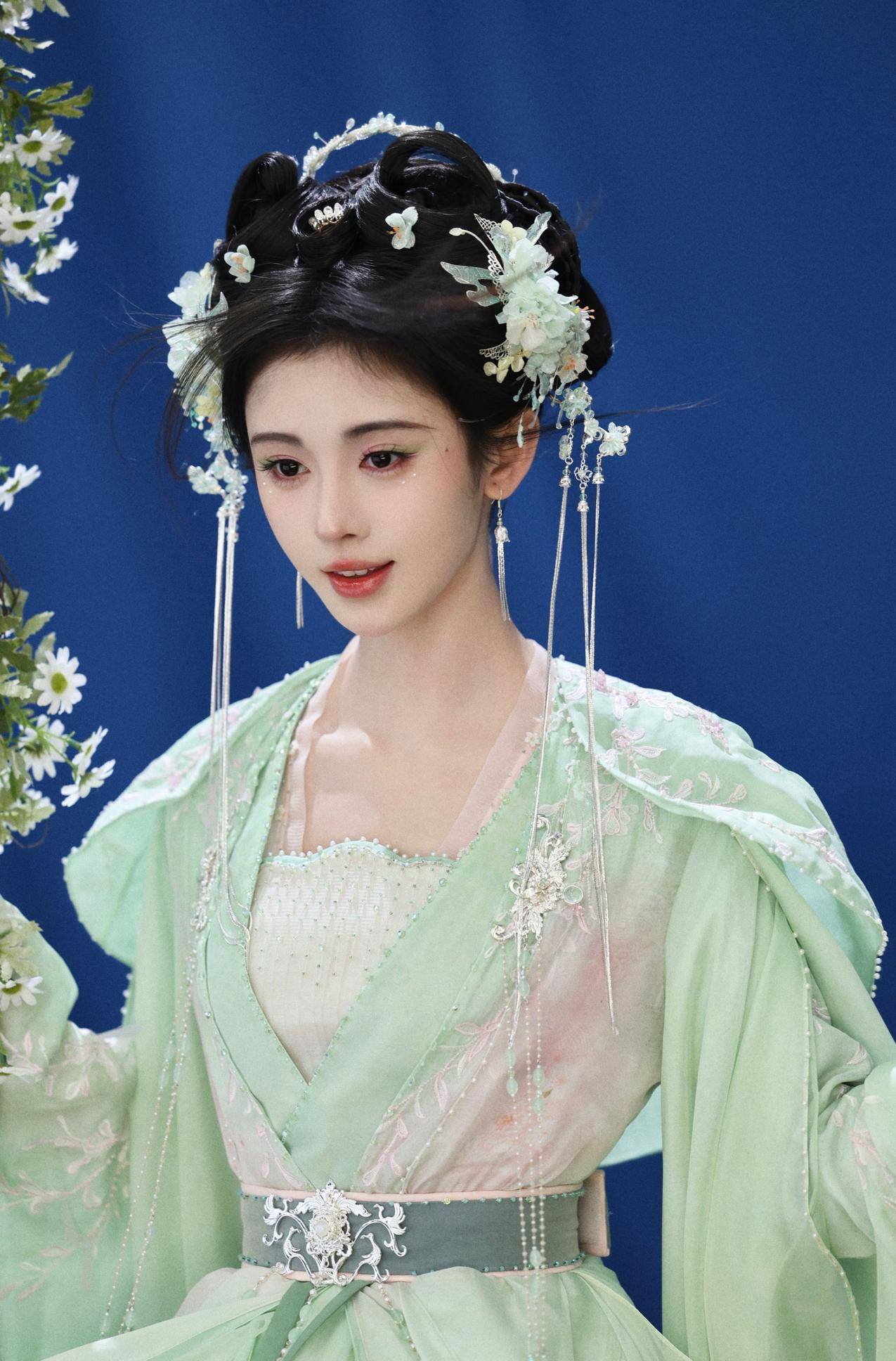 绿色古装美女鞠婧祎4K手机壁纸全屏