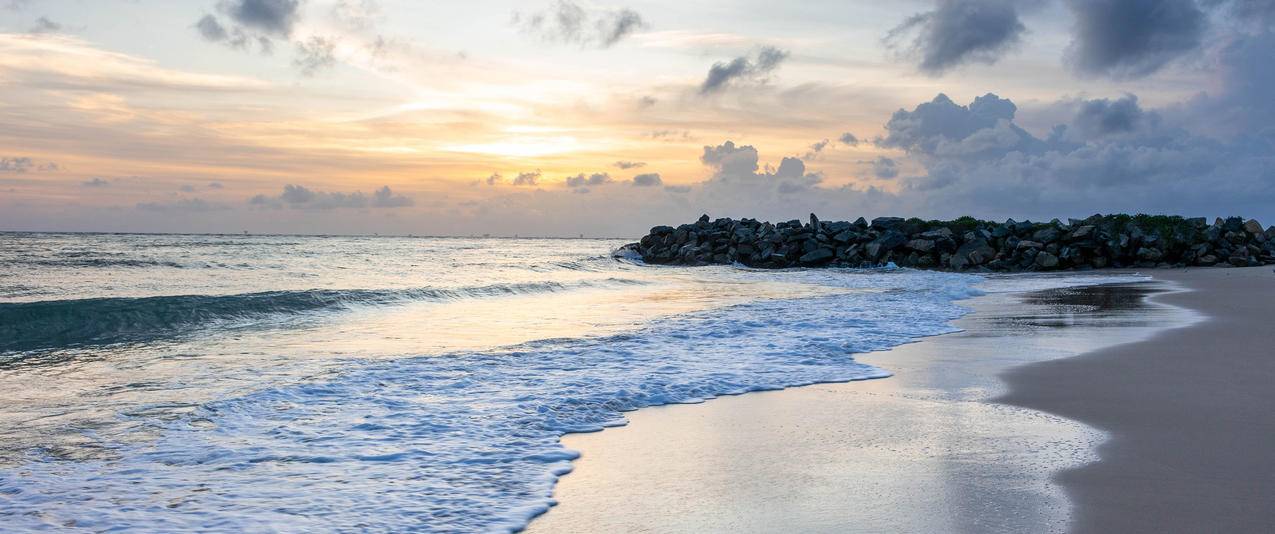 海边 海浪 夕阳 云朵 5k风景壁纸