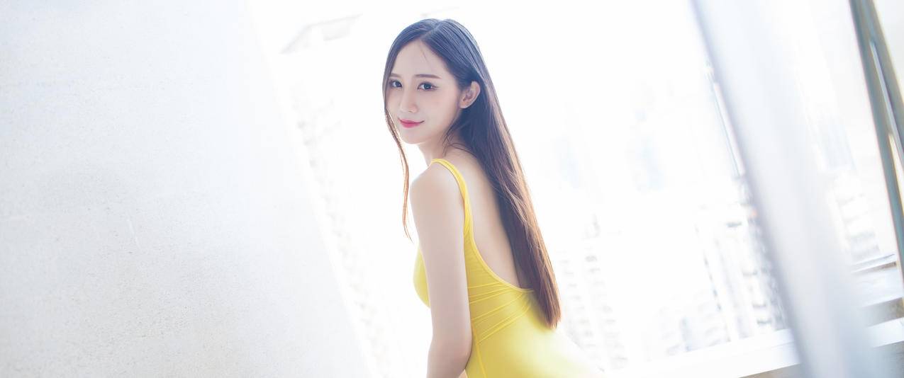 SISY美女写真带鱼屏壁纸