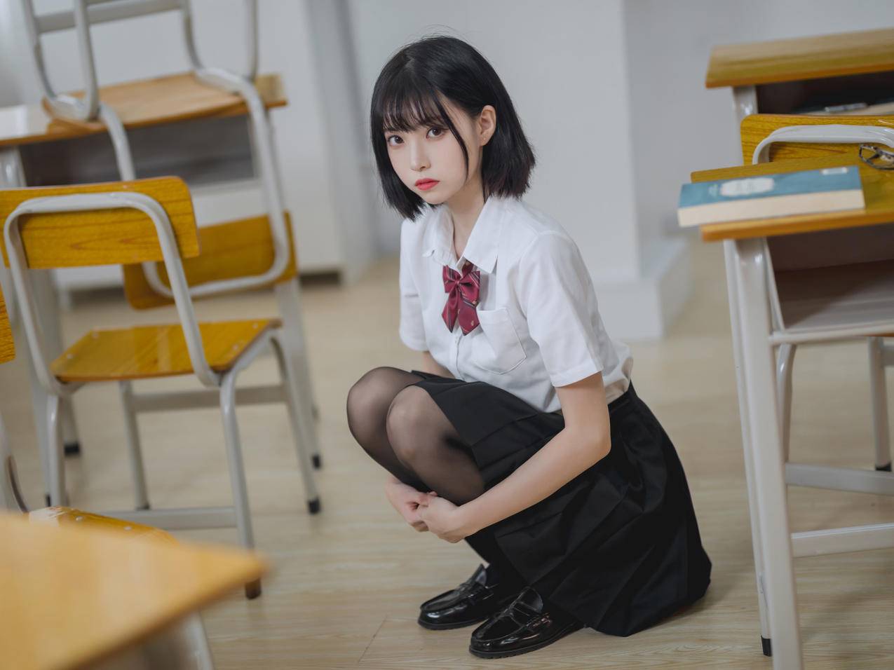 cosplay 女学生 校服 黑色连裤袜 教室 美女 平板壁纸