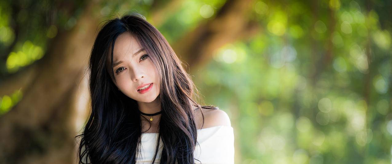 长发白色裙子绿色背景养眼美女带鱼屏壁纸