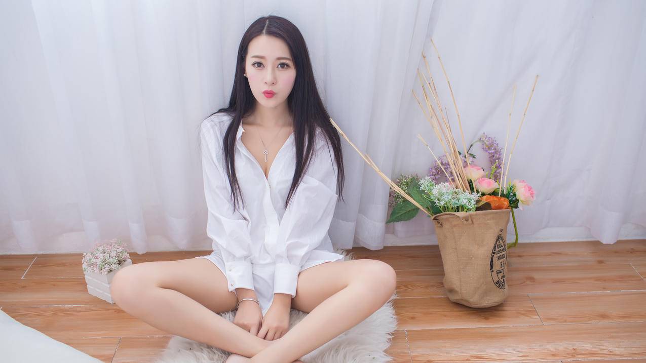 王曼妮好Q盘腿坐姿可爱美女4k壁纸