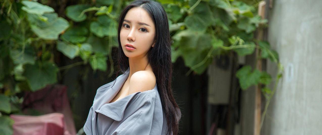 长发清新美女赵佳琪带鱼屏壁纸