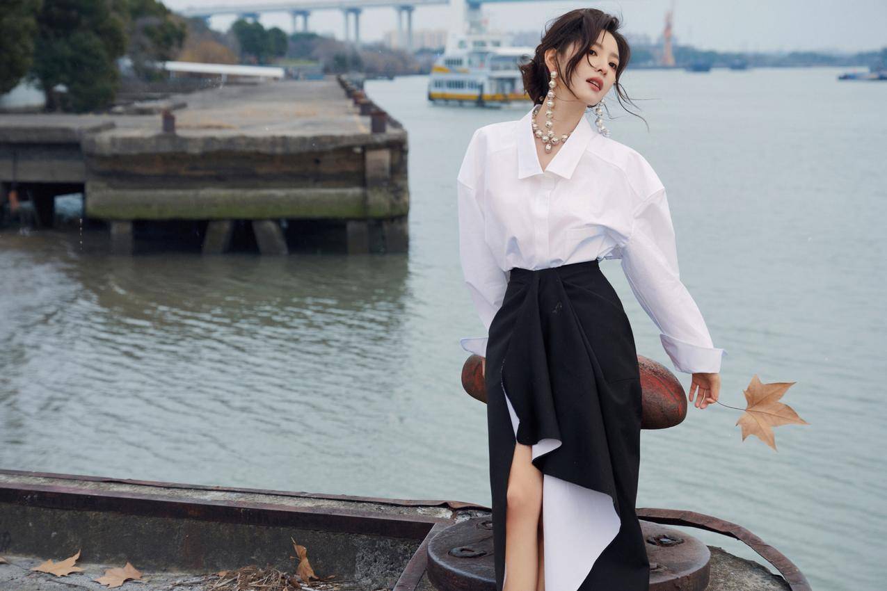江边白色衬衫美女章若楠4K电脑壁纸