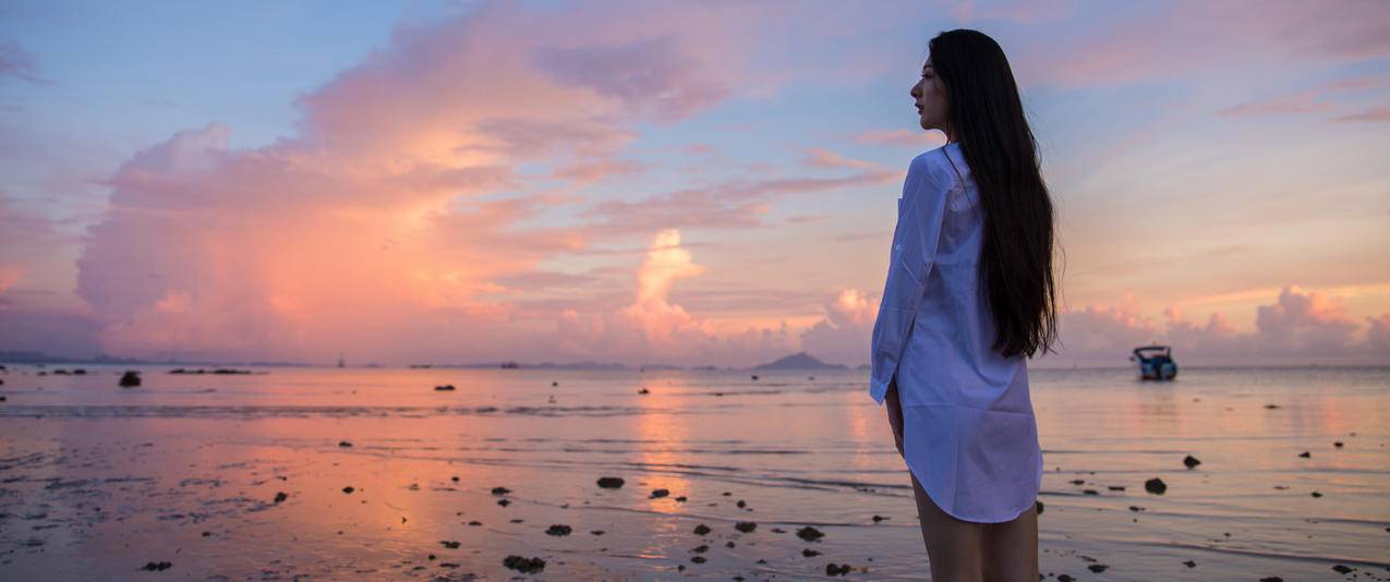 小热巴海边美女带鱼屏壁纸