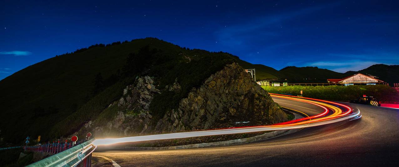 夜晚公路风景带鱼屏壁纸