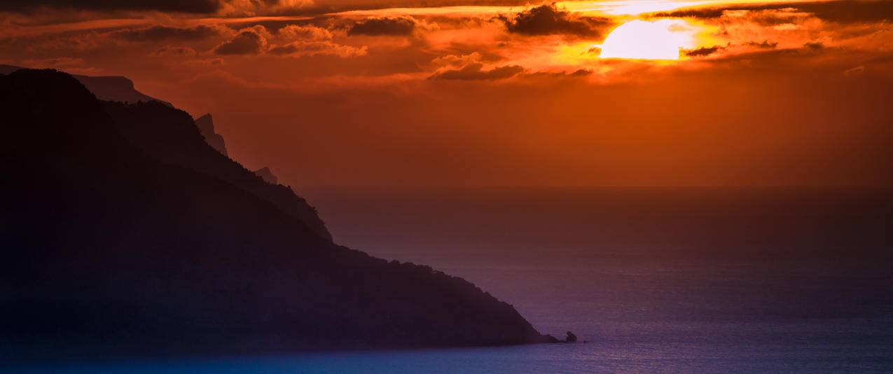 马洛卡海滩美丽日落风景带鱼屏壁纸