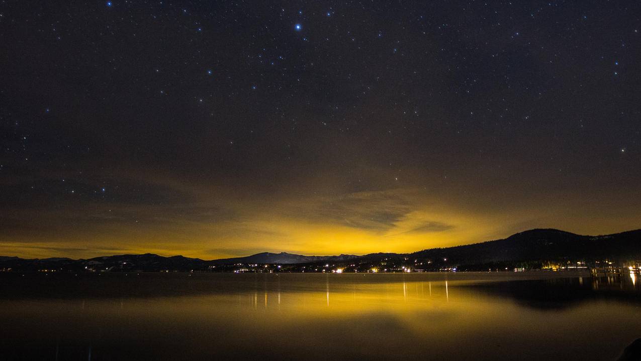 美国加利福尼亚州太浩湖夜晚星空风景4k壁纸