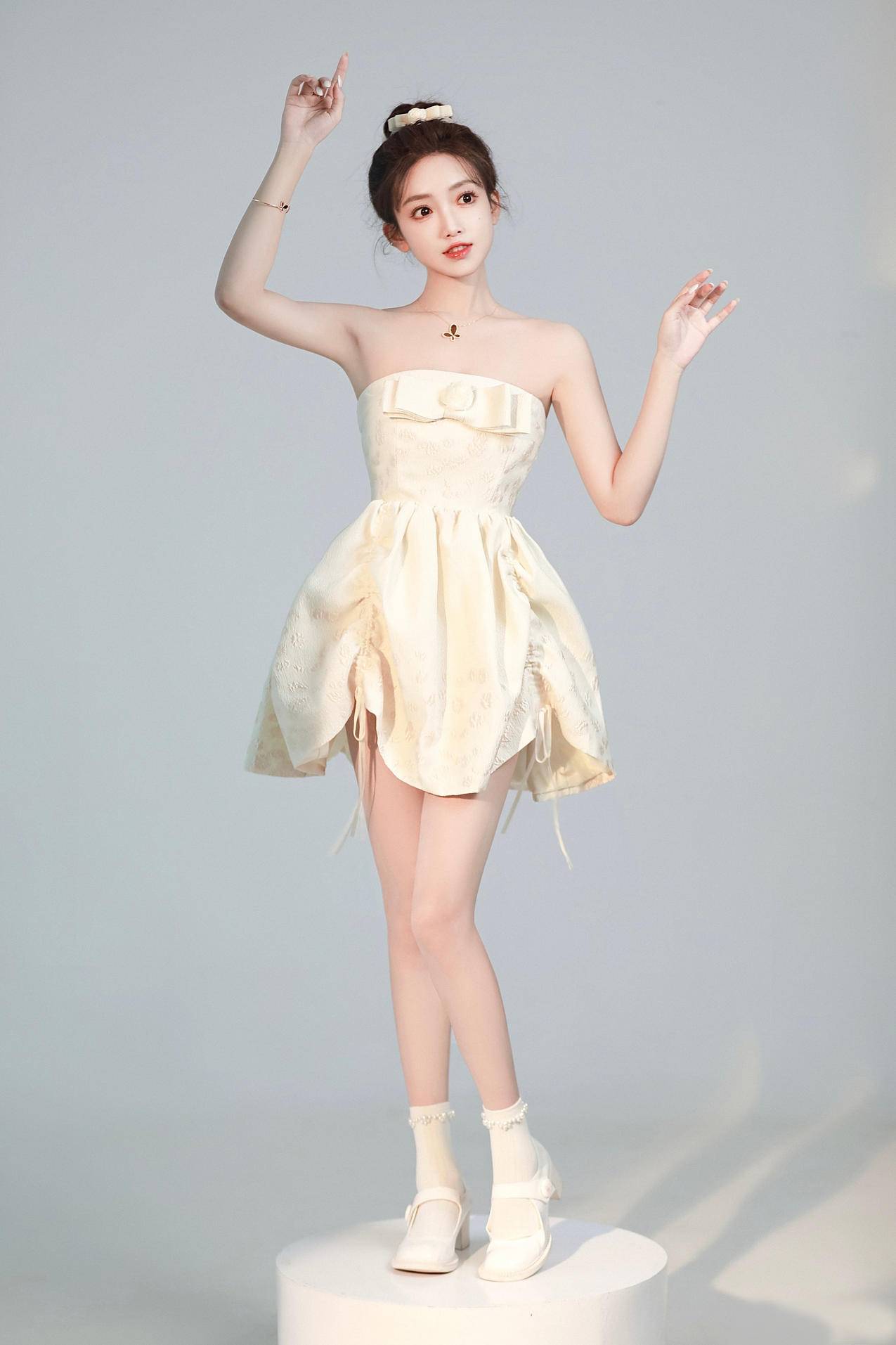 好看抹胸裙可爱美女 好看身材美腿4k全面屏手机壁纸