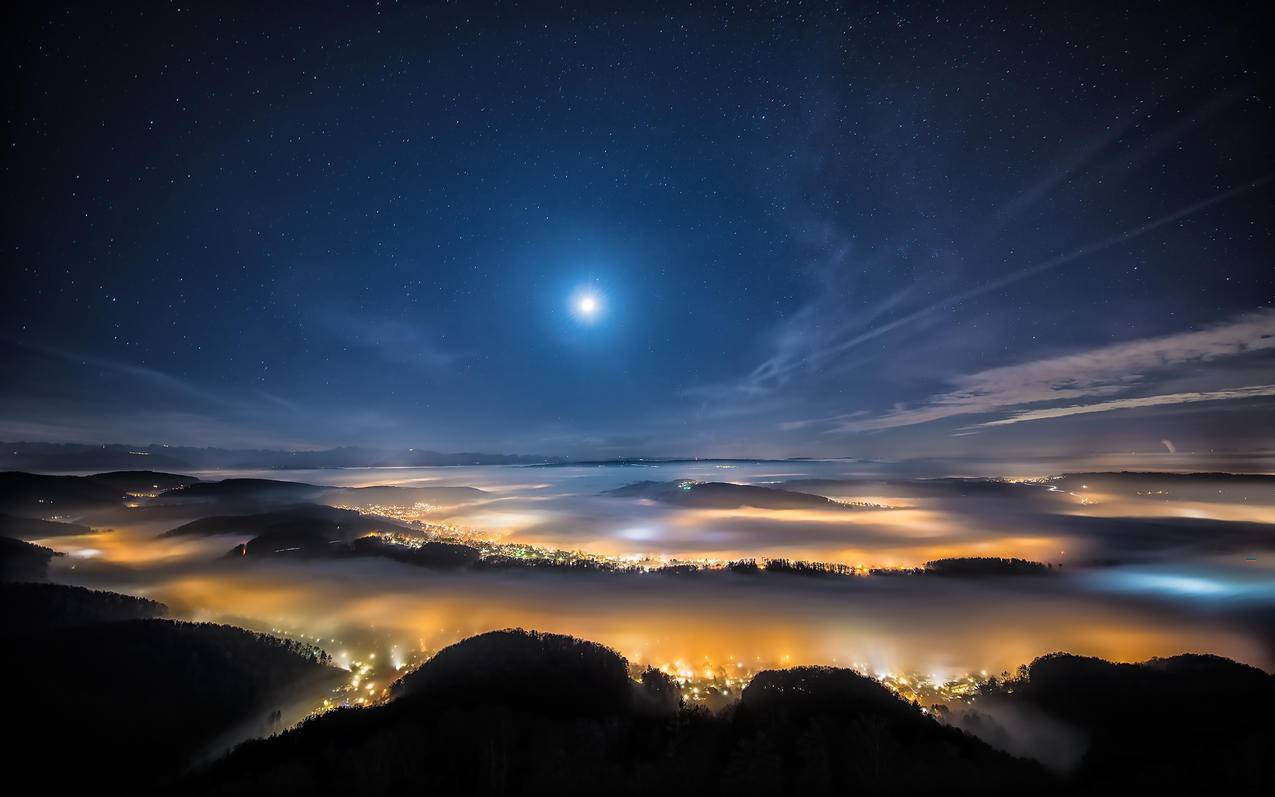 夜晚 星空 月光 云雾 灯光 4K高清风景壁纸 4K手机壁纸