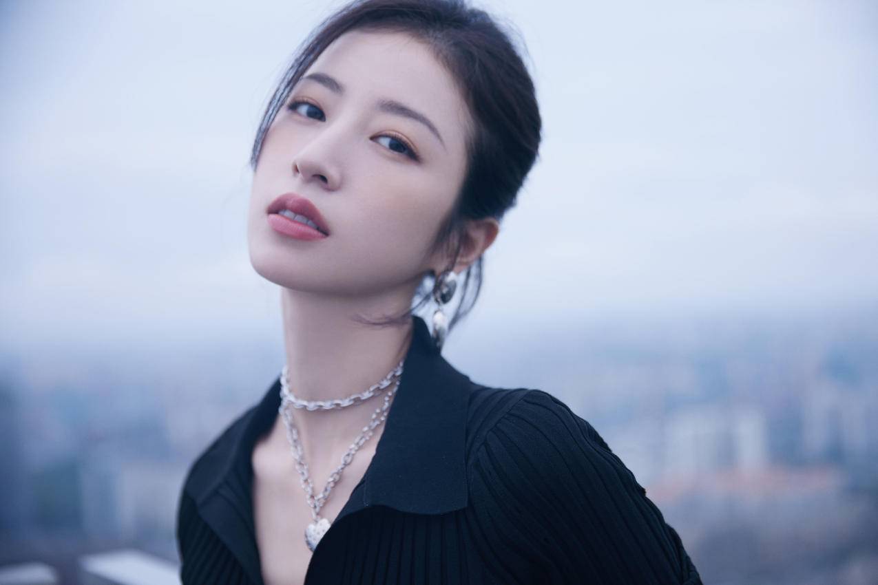 演员周雨彤身着CHANEL 2021早春系列连衣裙出席“女士城堡”2021高级