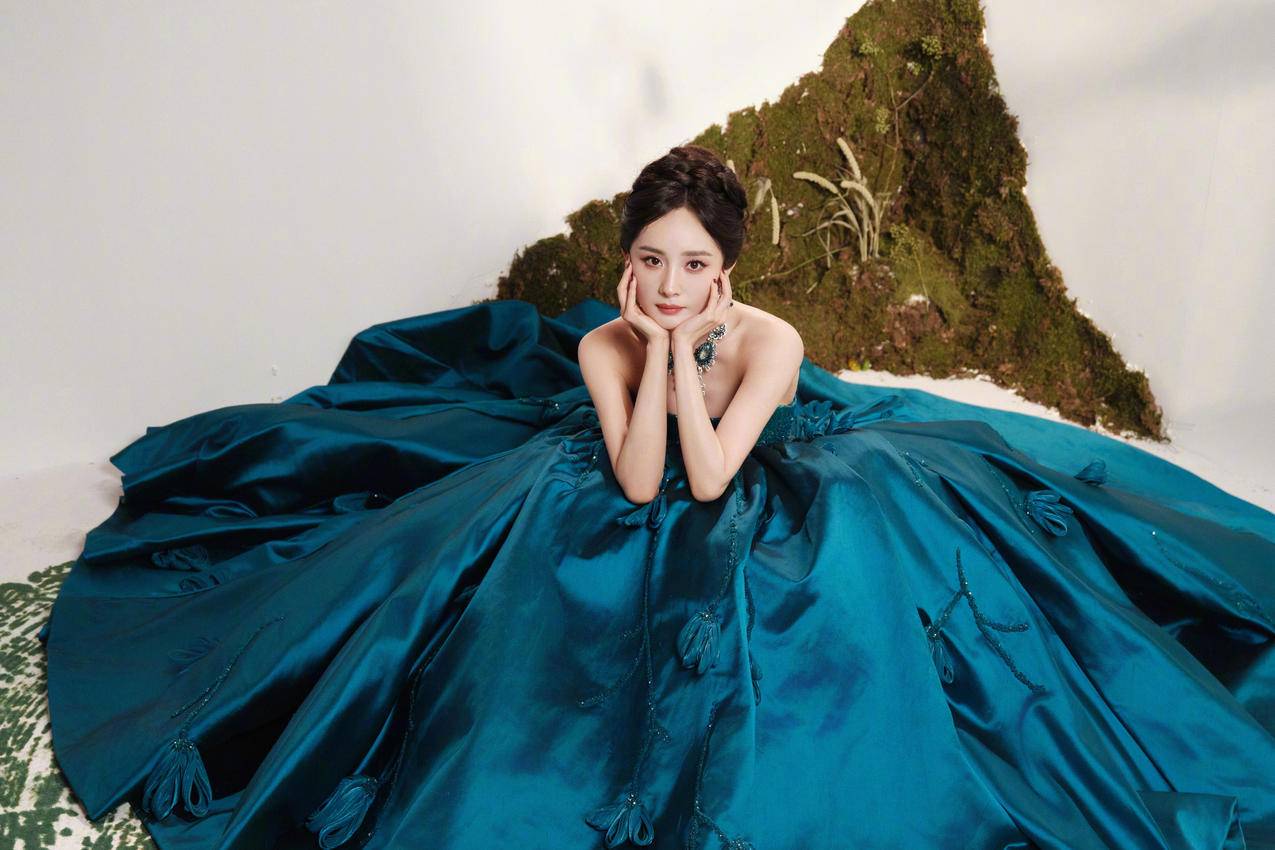 蓝色长裙美女杨幂4k高清壁纸 3840x2560
