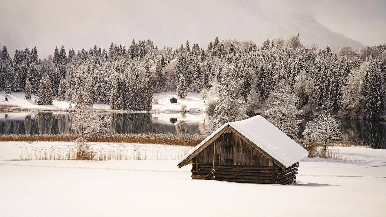 奶盖雪地 房屋 森林 湖泊 4K高清 风景壁纸
