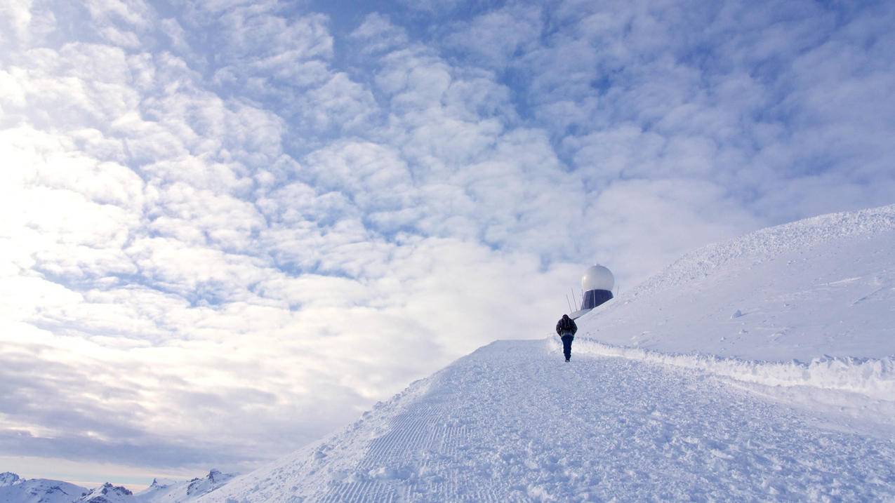 雪地中行走的人5k壁纸