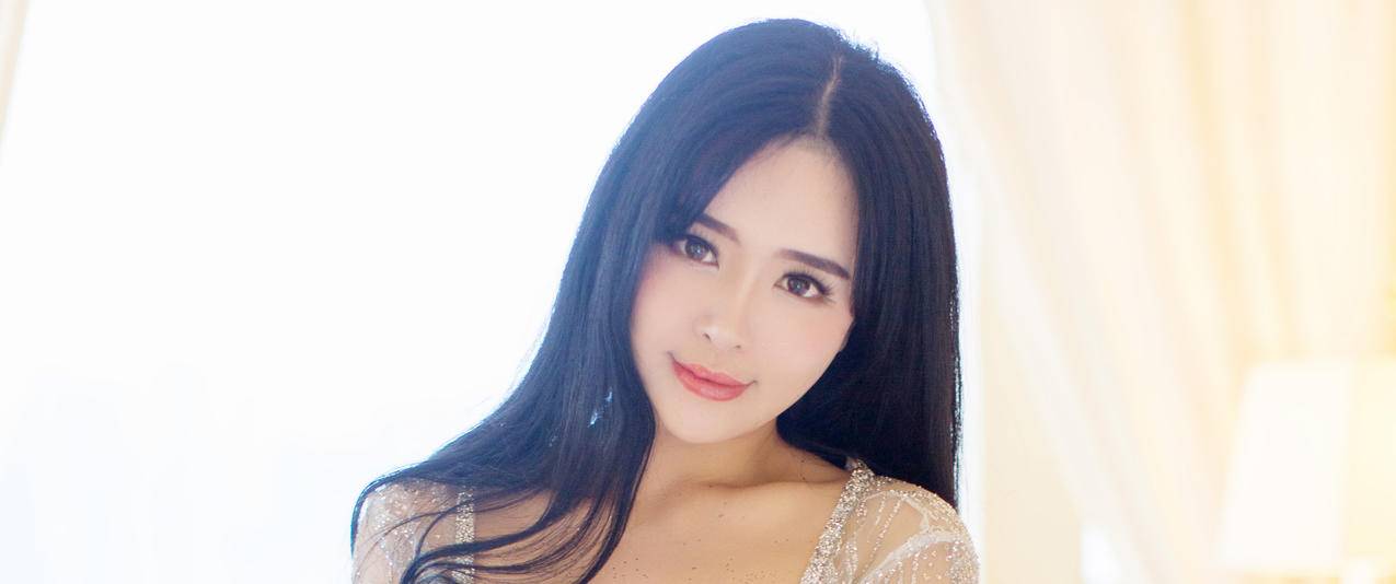 美女刘钰儿带鱼屏壁纸