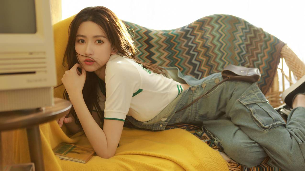 王秋紫 家居 牛仔 美女 高清4k电脑壁纸 4k手机壁纸