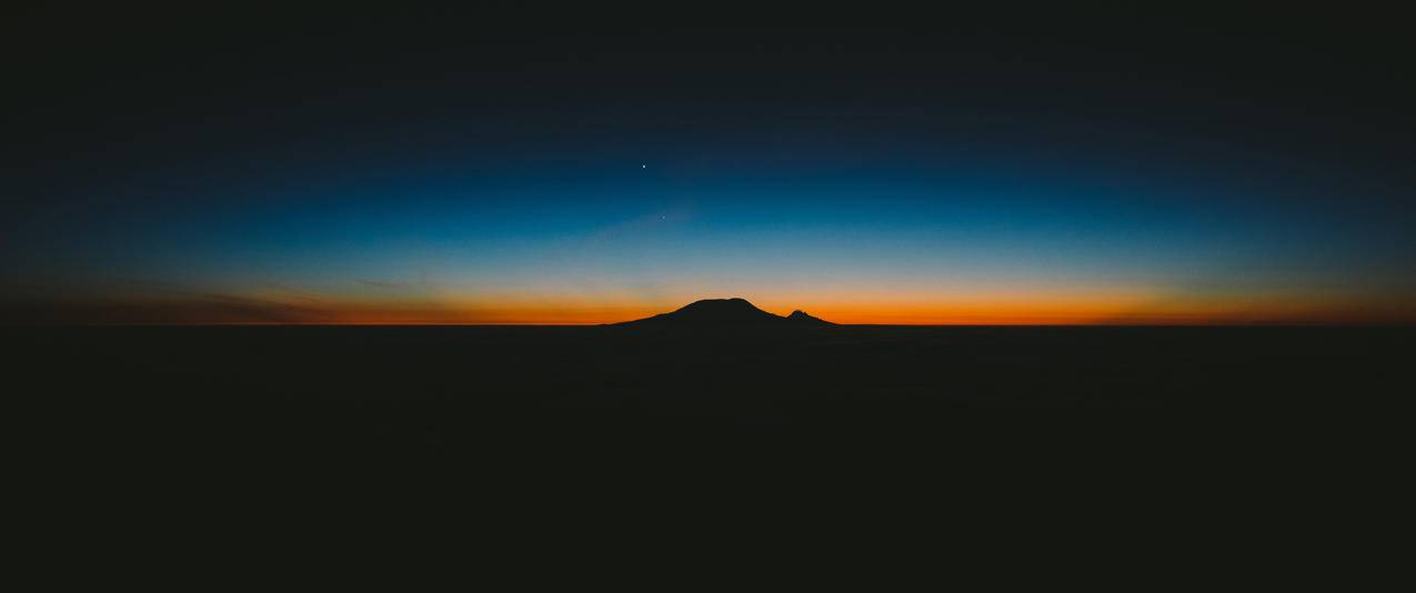 夜晚天空山风景带鱼屏壁纸