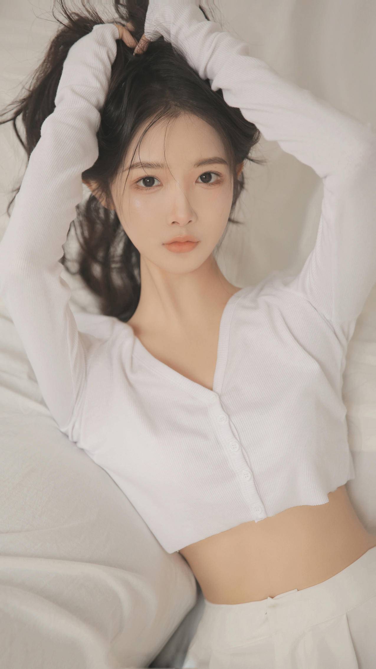 居家温馨美女好身材4k手机壁纸竖屏2160x3840