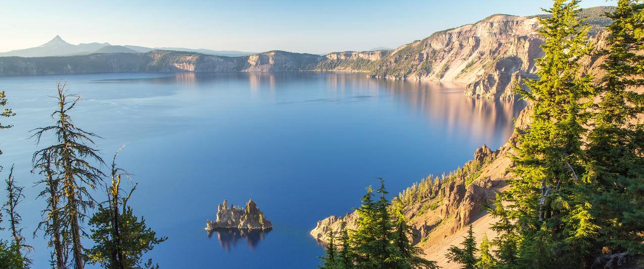 火山口湖风景带鱼屏壁纸