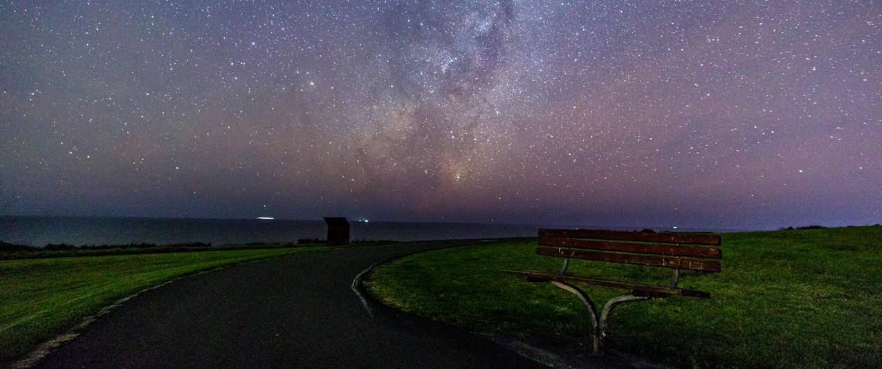 星空椅子风景带鱼屏壁纸