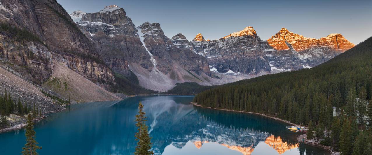 山上的湖风景带鱼屏壁纸