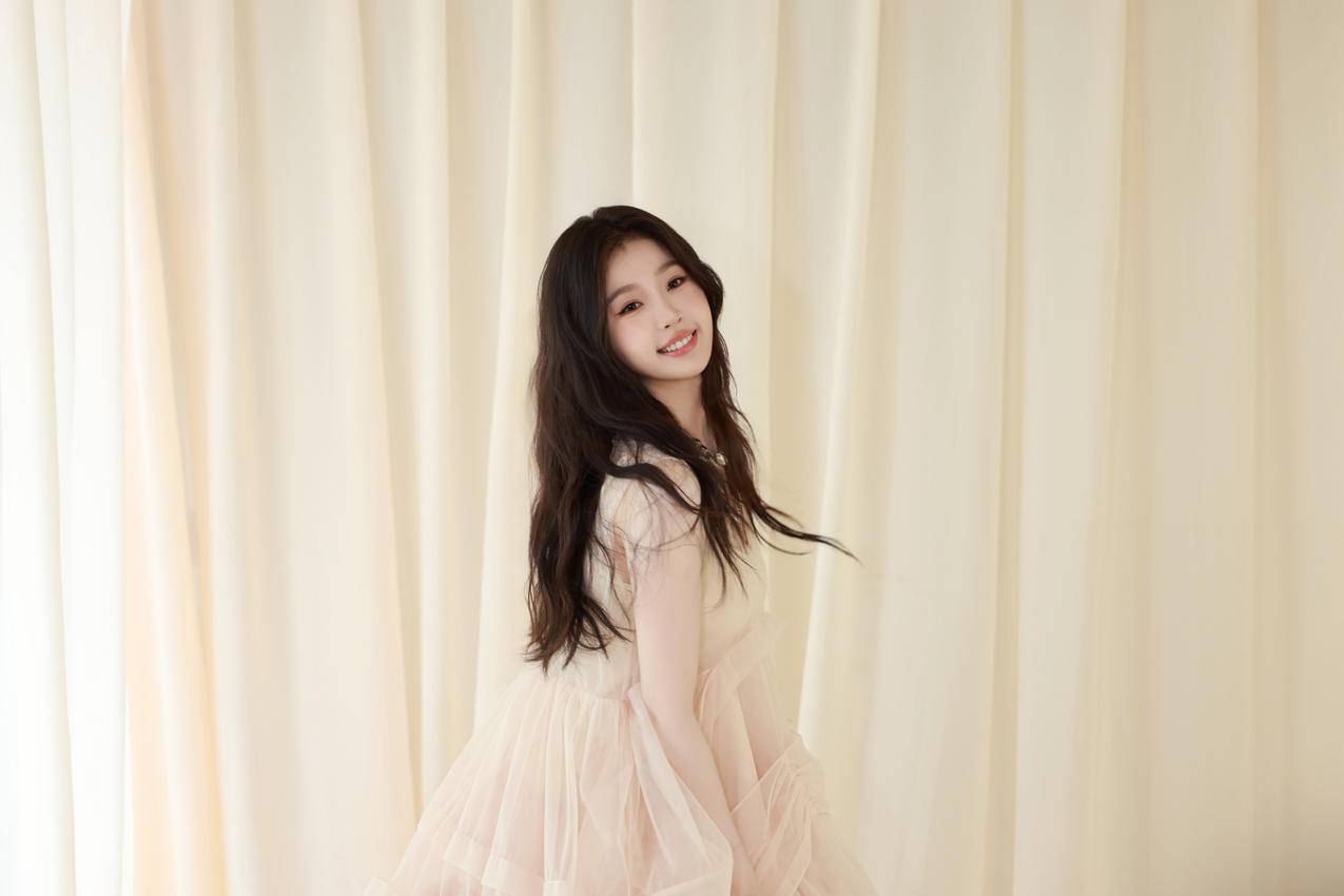 暖色风格窗帘 养眼美女虞书欣4K壁纸 3840x2560