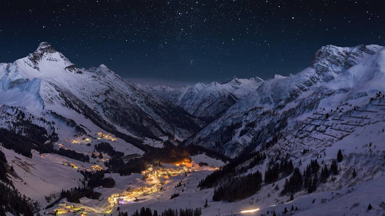 风景夜晚雪山灯光星空高清壁纸