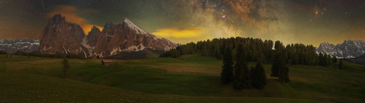 星空 夜晚 山区 树 草地 3840x1080风景壁纸