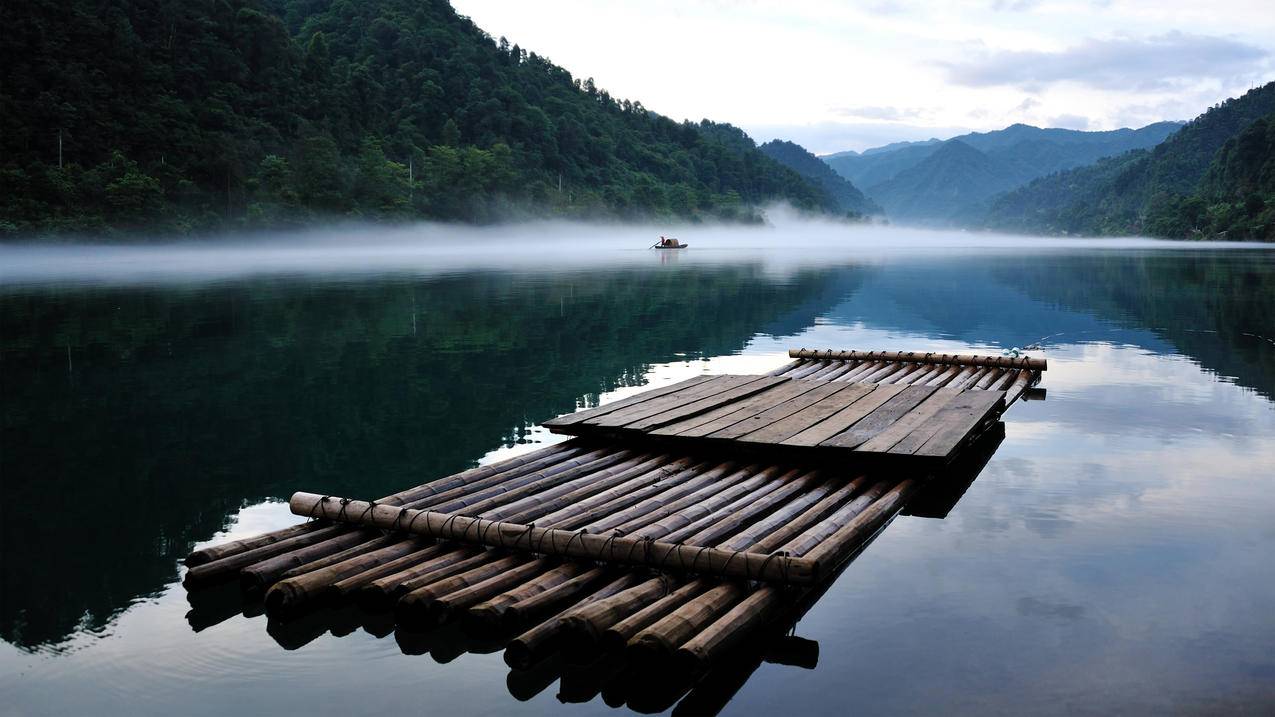 清晨河流 木筏 船夫 绿水青山 4K高清风景壁纸