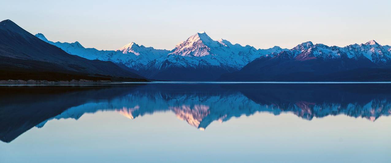 山水湖泊倒影风景带鱼屏壁纸