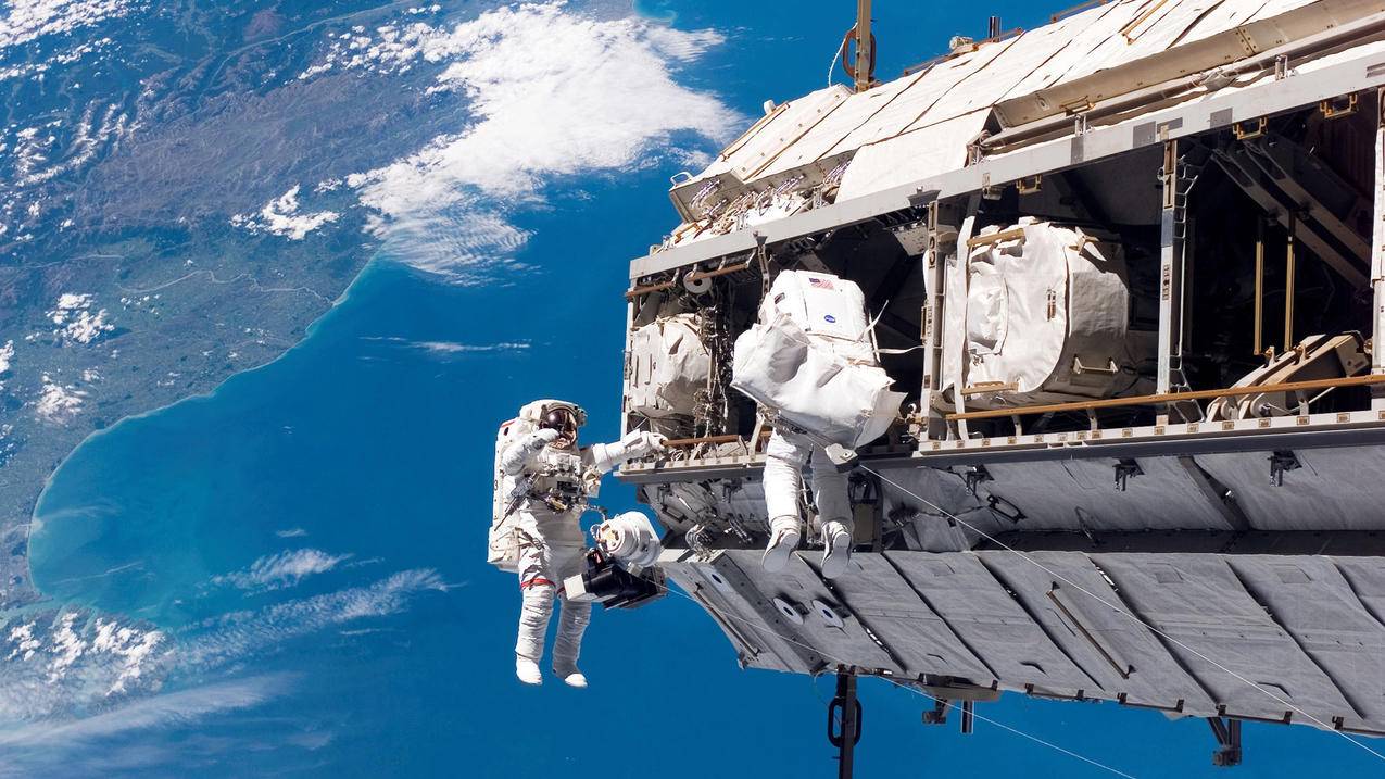 风景太空宇宙空间站宇航员奇幻梦境高清壁纸
